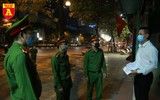 Công an Hà Nội trong đêm thực hiện lệnh đóng cửa các dịch vụ